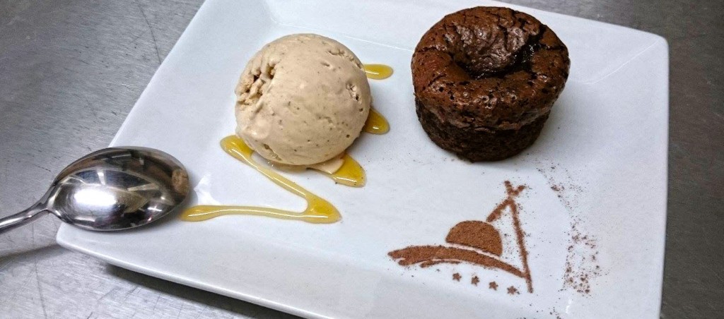 Fondant au chocolat maison, glace aux noix du Périgord et coulis de miel du Périgord.
